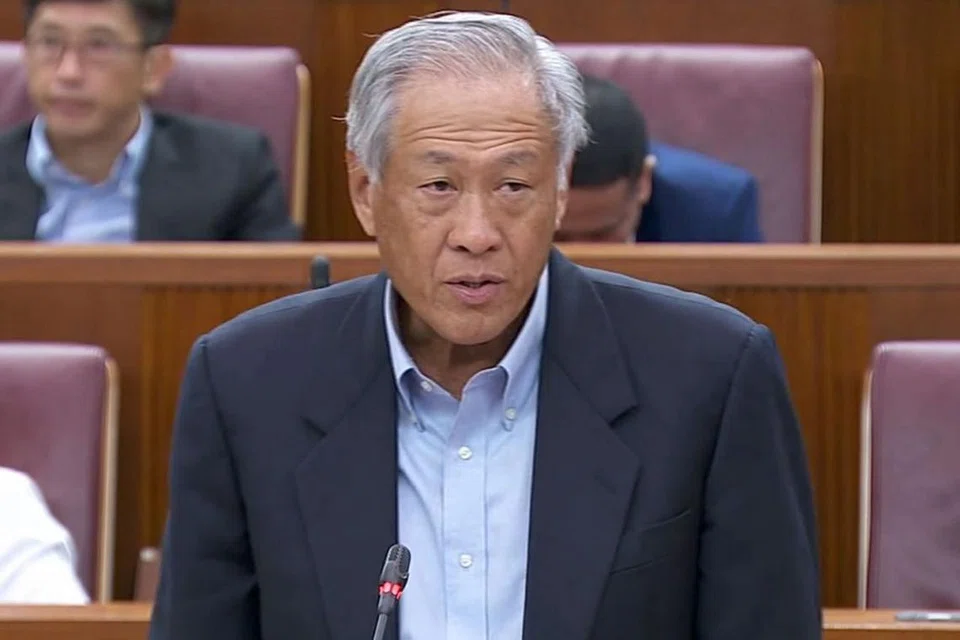 BENTANG PUNCA KEMATIAN: Menteri Pertahanan Ng Eng Hen menyampaikan dapatan Jawatankuasa Siasatan (COI) bebas di Parlimen semalam, mengenai kes kematian pelakon dan anggota kerahan perkhidmatan negara Aloysius Pang dalam satu latihan tentera di New Zealand pada Januari lalu. - Foto GOV.SG