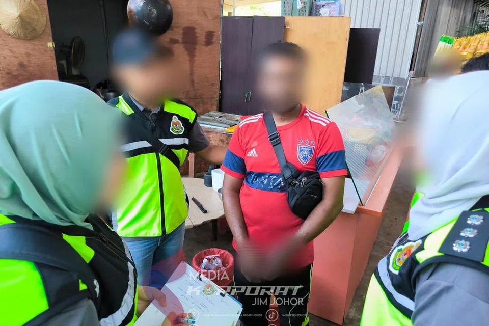 Penguat kuasa Jabatan Imigresen Negeri Johor melakukan pemeriksaan terhadap seorang warga asing dalam ‘Ops Bersama’ yang dijalankan di sekitar Johor Bahru pada 25 Februari. 