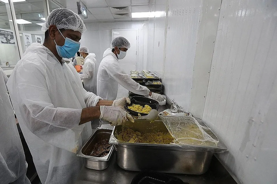 HULURKAN DERMA: Sukarelawan di Doha menyiapkan makanan untuk diagih kepada pekerja asing yang dikuarantin. - Foto AFP