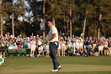 UNGGUL: Hideki Matsuyama (gambar atas) menjadi pemain golf pertama Jepun untuk menawan Augusta National, sekali gus bergelar juara Masters. - Foto EPA-EFE
