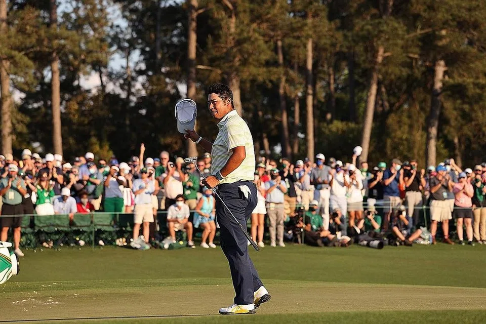 UNGGUL: Hideki Matsuyama (gambar atas) menjadi pemain golf pertama Jepun untuk menawan Augusta National, sekali gus bergelar juara Masters. - Foto EPA-EFE