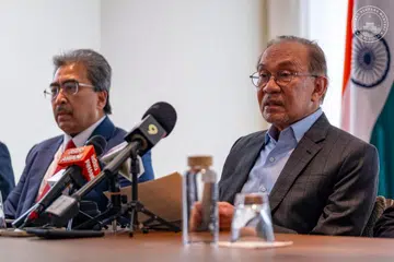 Perdana Menteri Malaysia, Datuk Seri Anwar Ibrahim (kanan) pada sidang media bersama media Malaysia di Calicut, Keralam, India, usai lawatan kerja beliau ke India pada 14 September. Turut bersama Menteri Pelaburan, Perdagangan dan Industri (Miti) Malaysia dari Umno, Datuk Seri Johar Abdul Ghani.