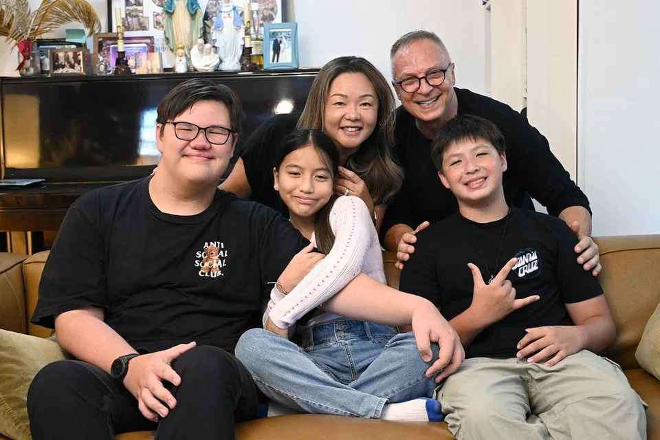 Pemilik perniagaan, Cik Veronica Low, dan suami, Encik Stephen Vass (kedua-duanya di belakang), bersama anak-anak mereka (dari kiri) Gregory, 17 tahun; Madeline, 13 tahun; dan Christopher, 14 tahun. Madeline diambil sebagai anak angkat dari China ketika berusia dua tahun.