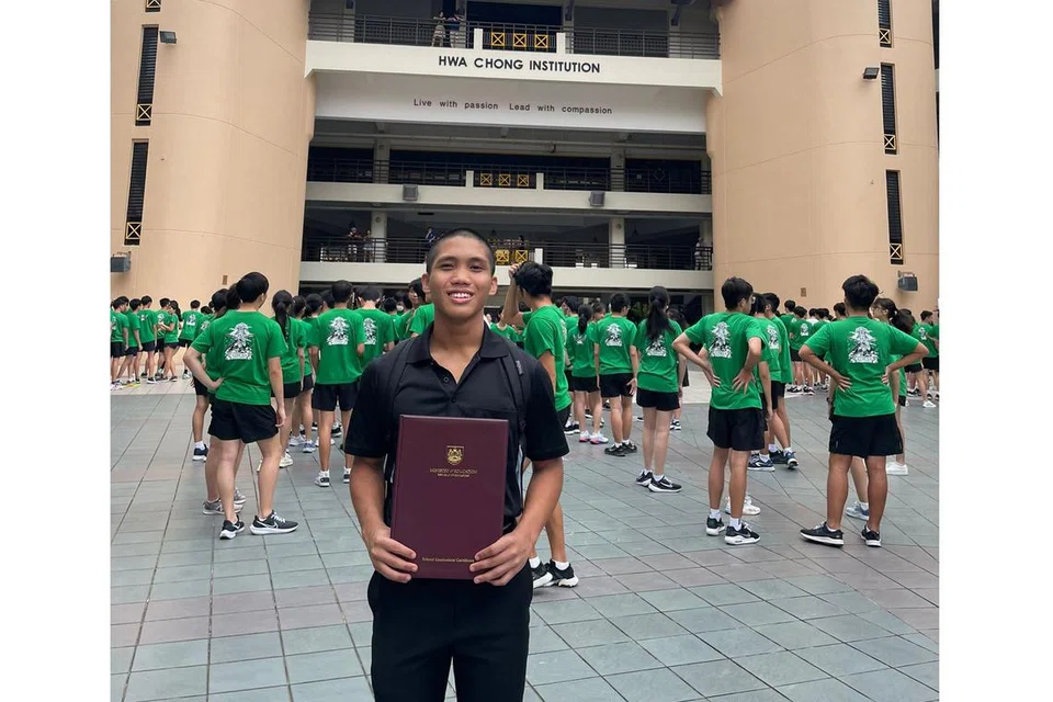 DAYA TAHAN TINGGI: Encik Muhammad Zubair Mazlan atlet rentas desa dari Institut Hwa Chong telah mencapai keputusan Sijil Am Pelajaran (GCE) peringkat 'A' yang memuaskan walaupun berhadapan dengan beberapa cabaran. - Foto ihsan MUHAMMAD ZUBAIR MAZLAN