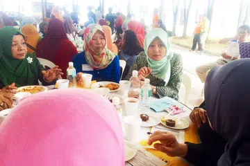 Anggota Parlimen GRC Jurong, Cik Rahayu Mahzam (kanan), dalam acara Sarapan Bersama Penduduk, yang termasuk sesi penerangan mengenai MediShield Hayat pada Mac 2016. 