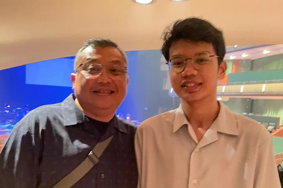 Encik R Azmann A Rahman (kiri) bersama anaknya, Encik Ardi IIham R Azmann, menyifatkan seni kata lagu ciptaan Habsah Hassan penuh dengan keindahan bahasa, kiasan dan susunan puisi yang begitu indah.