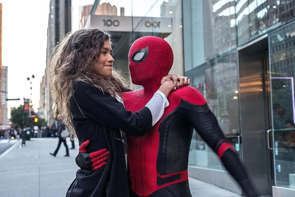 ANTARA CINTA HATI DENGAN MASYARAKAT: Watak Spider-Man lakonan Tom Holland (atas) tersepit antara meluangkan masa bersama gadis tercinta MJ (lakonan Zendaya) dengan misi menyelamatkan penduduk yang terancam nyawa. - Foto SONY PICTURES