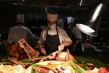 Sajian ‘Whole Kambing Guling’ sedap dimakan dengan sambal matah atau sambal kicap yang tersedia di restoran Peppermint. 
