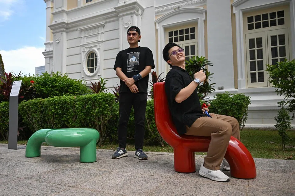 TEMPAT DUDUK ATAU BUKAN?: Bangku yang diberi nama ‘This is Not a Bench’ ini dihasilkan oleh artis Lua Boon Kai sebagai karya seni yang bertujuan mengubah ruang awam menjadi persekitaran interaktif. Ia terletak depan Bangunan Annexe The Arts House.
