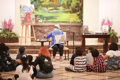 KONGSI KISAH: Presiden Halimah Yacob menjadi tuan rumah pada sekumpulan 28 banduan wanita dan anak-anak mereka sambil membacakan salah satu kisah tulisan bekas banduan, Riahna, yang terkumpul dalam sebuah buku amal, Love Beyond The Walls. - Foto CHINESE MEDIA GROUP