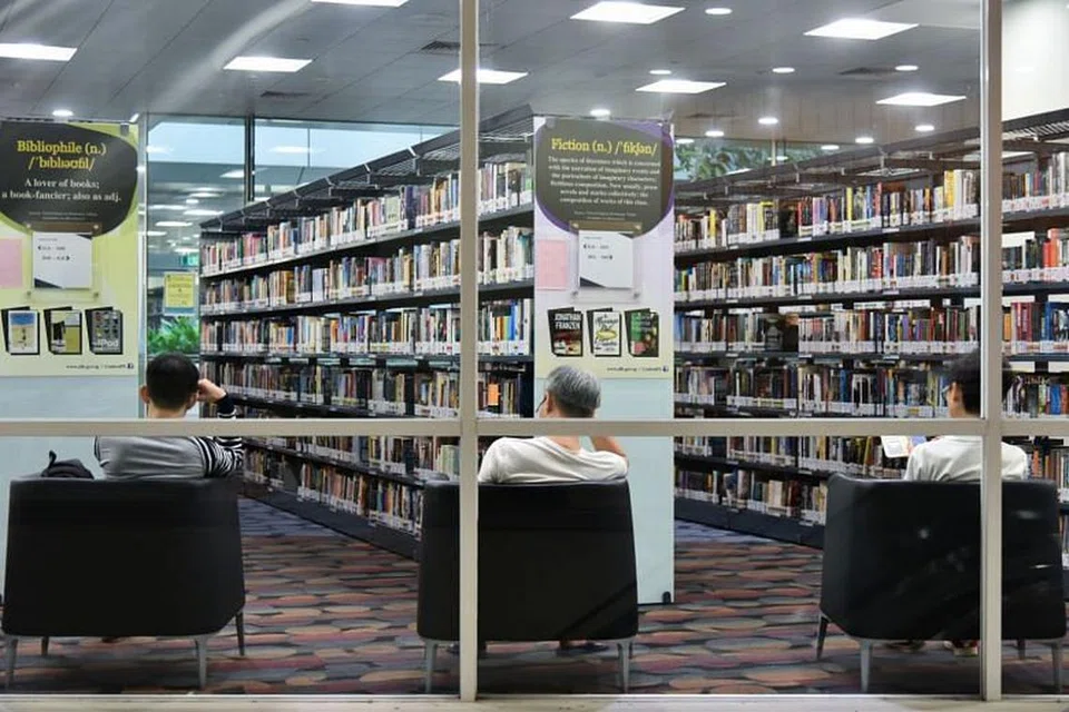 BUKU PERPUSTAKAAN: NLB membawa masuk 86,000 tajuk buku baru bagi 26 perpustakaan di Singapura setiap tahun. 