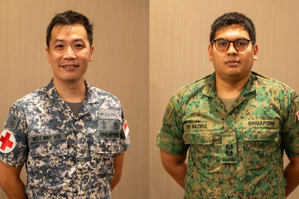 PASUKAN PERUBATAN: Pasukan perubatan SAF terdiri daripada Leftenan Kolonel (LTC) (Dr) Nazirul Hannan Abdul Aziz (kanan), seorang doktor yang merupakan pakar bertauliah dalam Perubatan Kecemasan, dan Pakar Tentera 3 (ME3) Jimmy Woo Ying Ming, Pakar Perubatan Tentera dengan pengkhususan jururawat Bilik Pembedahan dan kejururawatan peripembedahan.