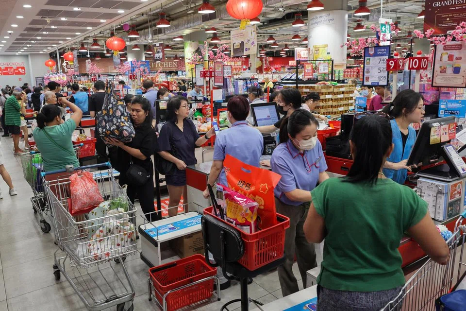 Pada 27 Januari, enam cawangan FairPrice Xtra akan melanjutkan waktu operasi hingga 2 pagi, manakala 68 cawangan FairPrice lain akan terus dibuka 24 jam.