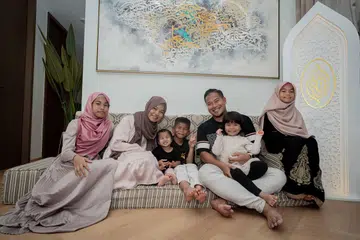 Encik Muhammad Faisal Roseli mengatur masa agar dapat bersama-sama isterinya, Cik Norjannah Daud (dua dari kiri), menjaga lima anak mereka, (dari kiri)  Shaista Eiliyah, 12 tahun; Shaima Eilyana, dua tahun; Muhammad Shafiy Eilman, lapan tahun; Sarah Eilliyeen, empat tahun; dan Sufya Eilisha sembilan tahun. 