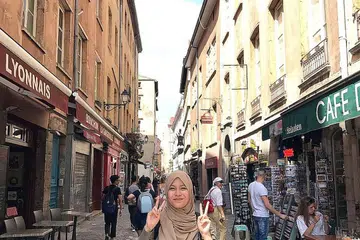 PELAJAR MUSLIM SATU-SATUNYA: Cik Farah satu-satunya pelajar Muslim jurusan kimia NUS yang menyertai program kenal suai antara pelajar di Lyon, Perancis. Gambar ini dipetik semasa beliau berjalan-jalan di Vieux di Lyon. - Foto ihsan FARAH IFFAH ZULKIFLI