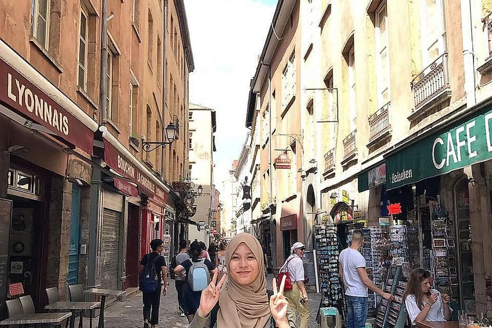 PELAJAR MUSLIM SATU-SATUNYA: Cik Farah satu-satunya pelajar Muslim jurusan kimia NUS yang menyertai program kenal suai antara pelajar di Lyon, Perancis. Gambar ini dipetik semasa beliau berjalan-jalan di Vieux di Lyon. - Foto ihsan FARAH IFFAH ZULKIFLI