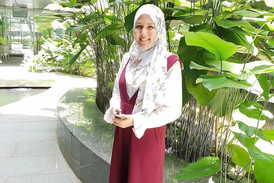 USAHA MERANGSANG PENCAPAIAN MASYARAKAT: Selain kejayaan dalam bidang akademik, niaga dan kerjaya, pencapaian individu yang berjaya mengharungi liku-liku kehidupan turut Cik Alia Fatin Abdullah paparkan menerusi catatan nota dan rakaman video. - Foto BM oleh NAZRY MOKHTAR