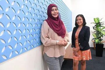 GEMBIRA DAPAT SAMBUTAN: Itulah yang dirasakan oleh pasukan The BM Show termasuk pengacara bersama, Cik Hanim Mohd Saleh (kiri) dan wartawan Cik Irma Kamarudin (kanan). - Foto BM oleh SHINTARO TAY