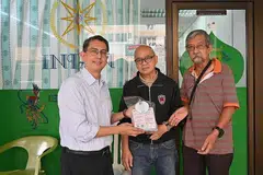 MENDEKATI PERNIAGAAN KEJIRANAN: Dr Faishal (kiri) bersama salah seorang pemilik kedai gunting rambut di Jurong baru-baru ini. - Foto FACEBOOK MUHAMMAD FAISHAL IBRAHIM