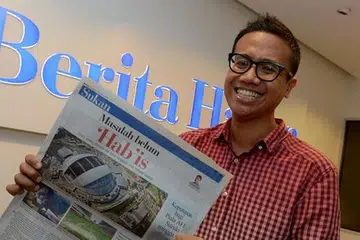 SENYUM LEBAR: Encik Norman gembira dengan kemenangan tidak disangka. - Foto TUKIMAN WARJI