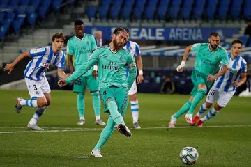 PENJARING GOL TERBANYAK: Pemain pertahanan yang juga kapten Real Madrid, Sergio Ramos, menyempurnakan tendangan penalti untuk menjadi pemain pertahanan La Liga yang menjaringkan gol terbanyak dengan 68 gol. - Foto EPA-EFE