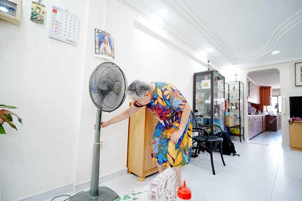Seorang warga emas yang tinggal bersendirian di flat Hougang, Cik Magdalene Tan, 83 tahun, tidak menggunakan alat pendingin hawa bagi menjimatkan kos, tetapi menghadapi kesan negatif akibat haba.