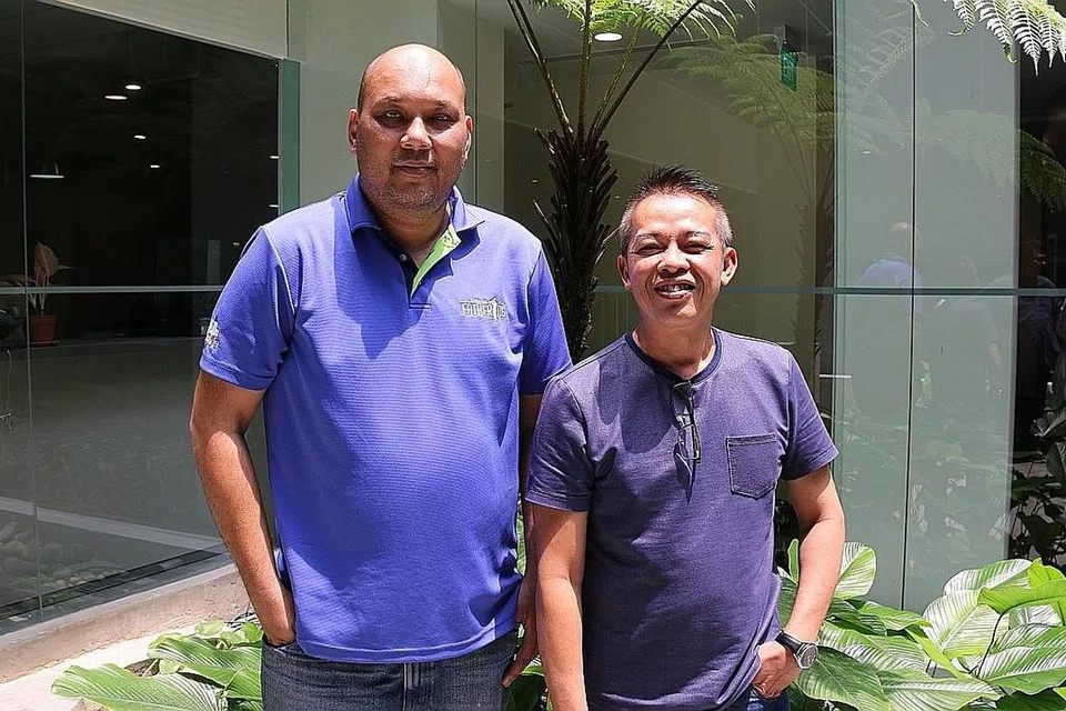 MEMAINKAN PERANAN LEBIH BESAR : Encik Eruandee Prayitna (kiri) dan Encik Mohamed Nor Ismail, atau lebih dikenali dengan panggilan Kino, mahu memainkan peranan lebih besar sebagai bapa kepada anak-anak mereka. - Foto BH oleh ZUBAIDAH MOHAMMED EUSOFF