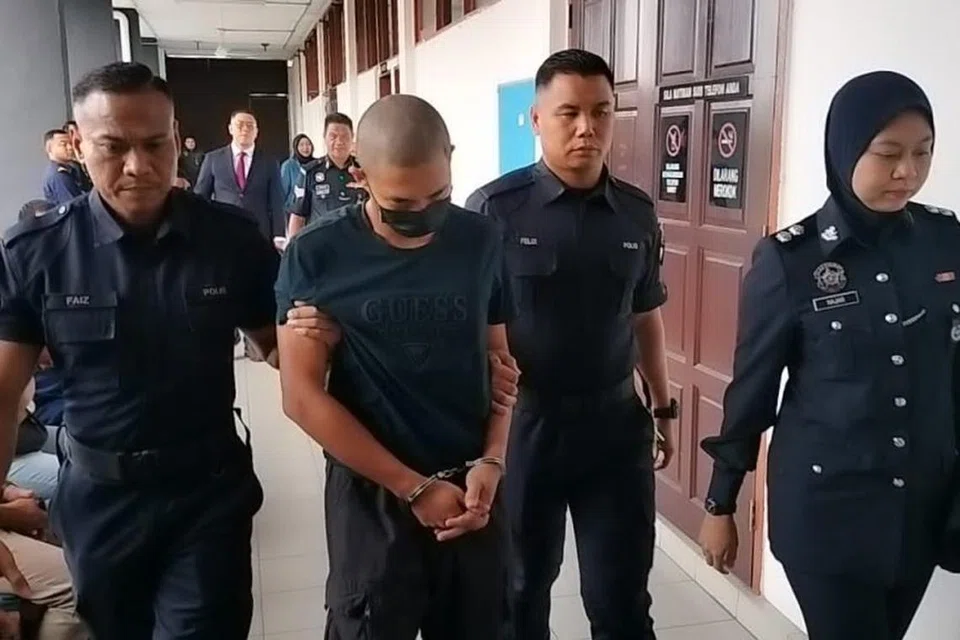 Abang Bas (berpelitup) adalah pempengaruh TikTok yang bertugas sebagai pemandu bas dan diberkas polis selepas memuatnaikkan kandungan tentang seorang kanak-kanak perempuan dalam basnya yang dianggap ‘crush’.