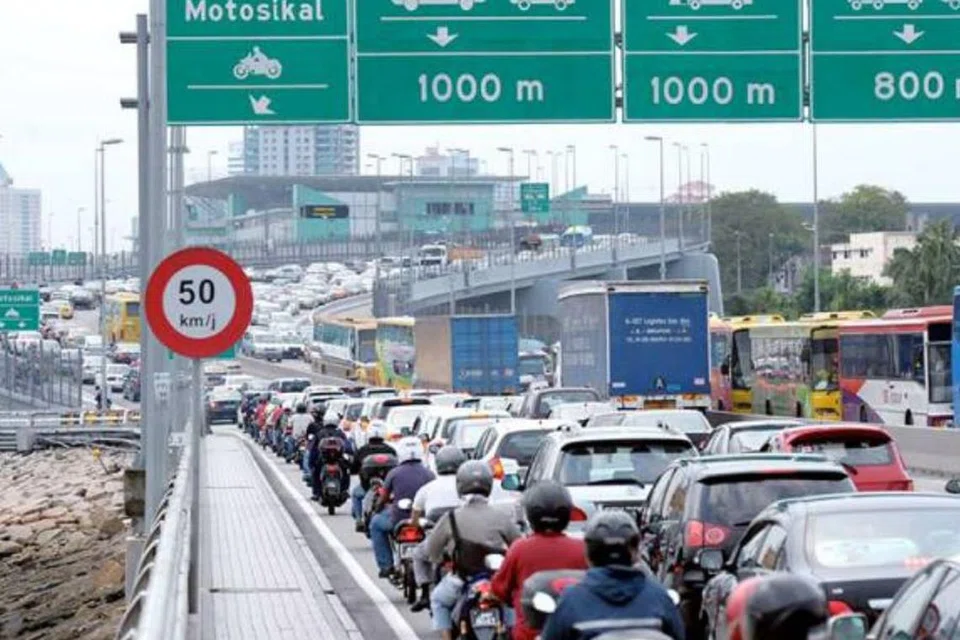 Kerajaan Johor mengambil pelbagai langkah untuk menangani masalah kesesakan trafik di Johor Bahru.