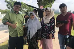 DRAMA ABANG TEKSI MENYAMPAIKAN MESEJ PENTING: Pelakon siri drama Abang Teksi - (dari kiri) Suhaimi Yusof, Junainah Jumari, Azian Pasiran dan pengarah serta penerbit drama Khairudin Shahrom semasa perakaman drama tersebut. - Foto ihsan SUHAIMI YUSOF