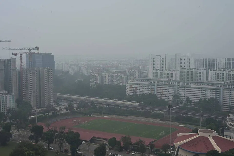 Jerebu tebal mengaburi pemandangan dari tingkat atas sebuah flat berhampiran Stadium Woodlands pada 2 petang, 10 Oktober.