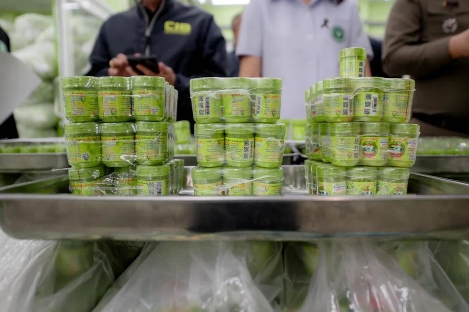 Pihak Berkuasa Makanan dan Ubat-ubatan Thailand (FDA) telah merampas lebih dua juta unit alat sedut  (inhaler ) herba jenama Hong Thai bernilai kira-kira 120 juta baht daripada empat kilang pengeluaran haram.