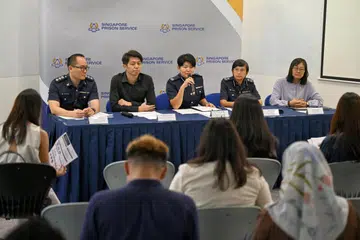 Laporan Perangkaan 2023 Perkhidmatan Penjara Singapura (SPS) dan Reben Kuning Singapura (YRSG) telah dibentangkan pada 14 Februari dan dikongsi oleh (dari kiri) Penolong Pengarah Kanan Bahagian Pengintergrasian Semula dan Pemulihan, Supt 1A Ong Choon Yong; Penolong Pengarah Kanan (Pembetulan Masyarakat dan Penyelidikan), Encik Cheng Xiang Loong; Pengarah Komunikasi Korporat dan Perkhidmatan, DAC Soh Yen Li; Pengarah Perintahan Pembetulan Masyarakat AC Karen Lee; dan, Pengarah Eksekutif, Bahagian Pemulihan, Cik Karen Tan.