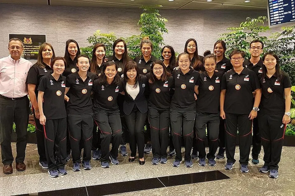 SKUAD 'MUDA': Skuad bola jaring Singapura merakam gambar kenangan di Lapangan Terbang Changi sebelum berangkat ke Liverpool, Britain, kelmarin untuk bersaing dalam Piala Dunia Bola Jaring 2019 yang bermula Jumaat ini. - Foto NETBALL SINGAPORE