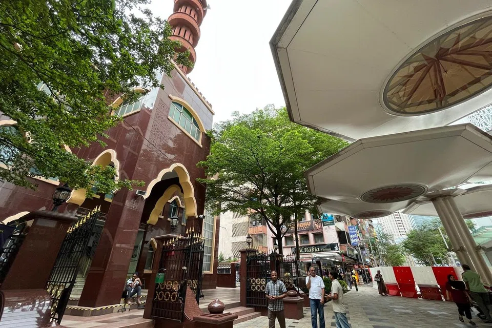 Lokasi kejadian lubang benam (bertutup dengan penghadang oren putih) di Jalan Masjid India, yang mengorbankan seorang pelancong wanita warga India pada 23 Ogos lalu, begitu hampir dengan Masjid India.  