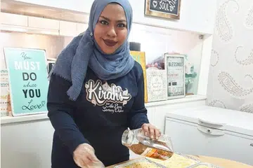 TERUS SEDIAKAN MAKANAN: Cik Shakirah Mohamed Yusuf menyediakan hidangan 'shepherd's pie' yang diagihkan kepada keluarga yang terjejas oleh Covid-19. Pada masa yang sama, beliau tetap terus menyiapkan 'Cake Bars', variasi kek tapak kuda yang ditempah pelanggan bagi Hari Raya.