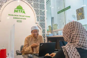 Pesakit ginjal kronik, Encik Alias Kamsin, yang kini bertugas sebagai pegawai kaunter di Persatuan Dana Amanah Muslimin (MTFA), dan bergerak menggunakan alat bantuan mobiliti peribadi (PMA) berasa seperti beliau ‘dilahirkan semula’ setelah kembali bekerja selepas lima tahun.