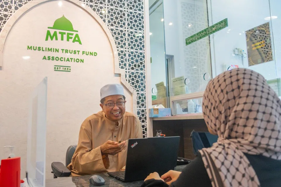Pesakit ginjal kronik, Encik Alias Kamsin, yang kini bertugas sebagai pegawai kaunter di Persatuan Dana Amanah Muslimin (MTFA), dan bergerak menggunakan alat bantuan mobiliti peribadi (PMA) berasa seperti beliau ‘dilahirkan semula’ setelah kembali bekerja selepas lima tahun.