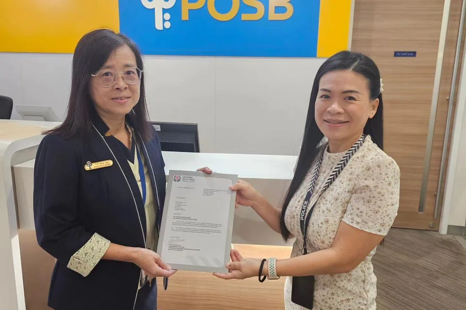 Cik Siew Lay mnerima surat penghargaan daripada Pasukan Polis Singapura pada September lalu bagi usaha mencegah penipuan itu.