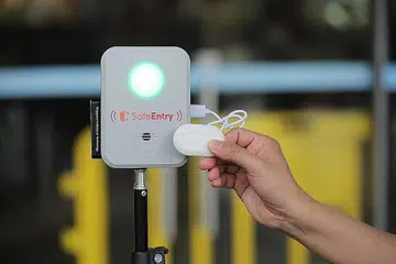 LEBIH MUDAH DAN CEPAT: Kotak Pintu Masuk SafeEntry membolehkan orang ramai menggunakan aplikasi atau token TraceTogether dan menyentuhkan alat mereka pada kotak pintu masuk ini bagi daftar masuk. - Foto BH oleh ONG WEE JIN