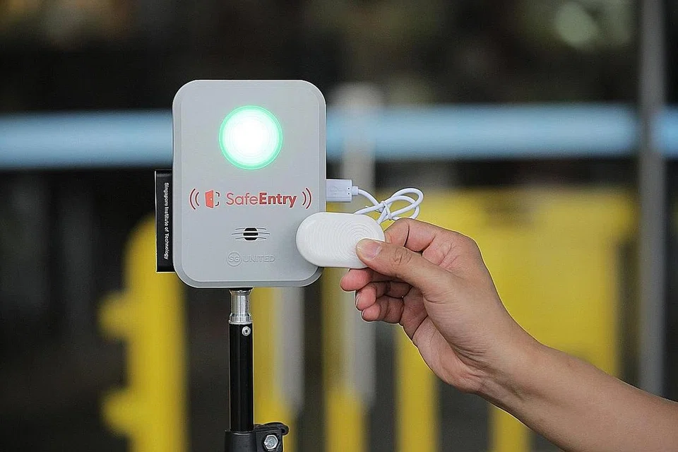 LEBIH MUDAH DAN CEPAT: Kotak Pintu Masuk SafeEntry membolehkan orang ramai menggunakan aplikasi atau token TraceTogether dan menyentuhkan alat mereka pada kotak pintu masuk ini bagi daftar masuk. - Foto BH oleh ONG WEE JIN