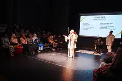 Persembahan bacaan puisi diadakan sewaktu sambutan Hari Mastera di The Arts House pada 16 Ogos. Turut hadir sebagai tetamu terhormat ialah Pengerusi Majlis Bahasa Melayu Singapura (MBMS), Encik Zhulkarnain Abdul Rahim (tiga dari kiri).