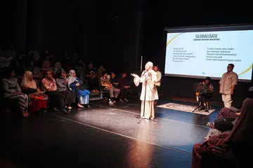 Persembahan bacaan puisi diadakan sewaktu sambutan Hari Mastera di The Arts House pada 16 Ogos. Turut hadir sebagai tetamu terhormat ialah Pengerusi Majlis Bahasa Melayu Singapura (MBMS), Encik Zhulkarnain Abdul Rahim (tiga dari kiri).