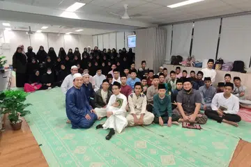 MENUJU KE ARAH KEJAYAAN: Pelajar menengah empat di Madrasah Al-Arabiah Al-Islamiah bersama asatizah dan tenaga pengajar semasa acara Qiyam pada 10 dan 11 Mac 2023 yang lalu. 