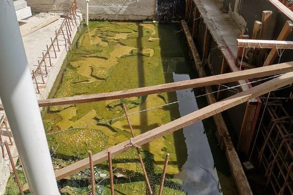 Contoh tempat pembiakan - AIR BERTAKUNG: Tapak binaan yang mempunyai ruang air bertakung juga boleh menjadi tempat pembiakan nyamuk. - Foto NEA 