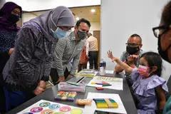TINJAU PROGRAM: Presiden Halimah Yacob (kiri) dan Encik Zaqy Mohamad (dua dari kiri) meninjau program KelasMateMatika, kelas pengayaan yang mengajar konsep asas pengiraan. - Foto fail