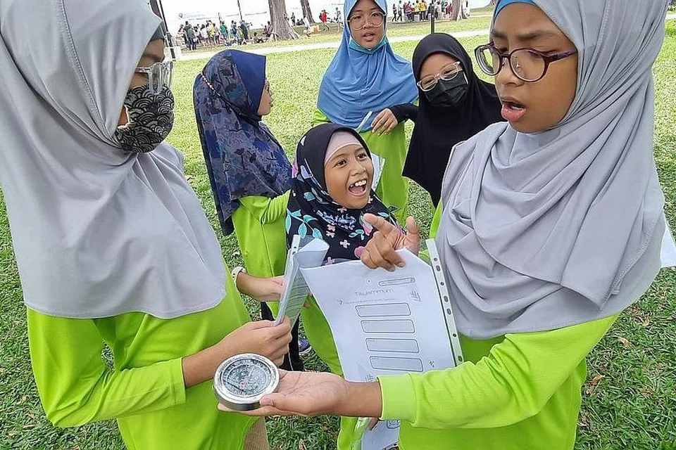 PELAJARI AGAMA ACARA INTERAKTIF: Pelajar darjah empat Madrasah Perdaus sedang cuba mencari arah kiblat di pantai East Coast menggunakan kompas. - Foto MADRASAH PERDAUS