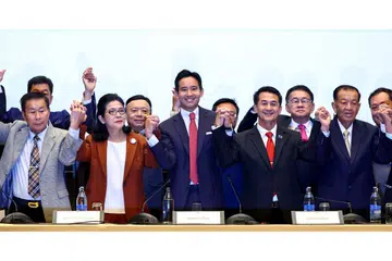 KERAJAAN BARU: Butir lanjut mengenai kerajaan campuran itu akan diumumkan pada 22 Mei ini. - Foto REUTERS