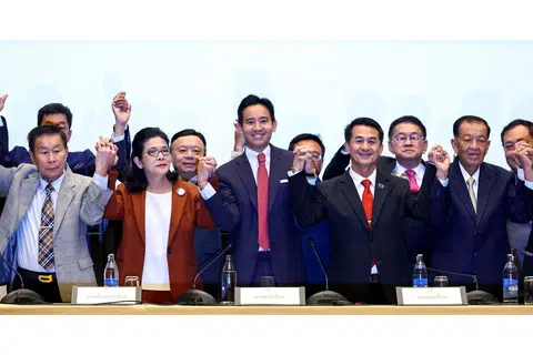 KERAJAAN BARU: Butir lanjut mengenai kerajaan campuran itu akan diumumkan pada 22 Mei ini. - Foto REUTERS