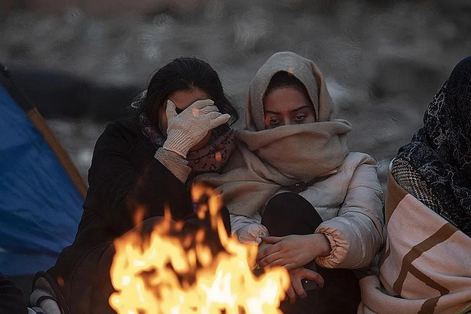 TIADA ELEKTRIK: Mangsa gempa di bandar Diyarbakir, Turkey, terpaksa buat unggun api untuk memanaskan badan dek cuaca sejuk yang mencengkam. - Foto EPA-EFE 